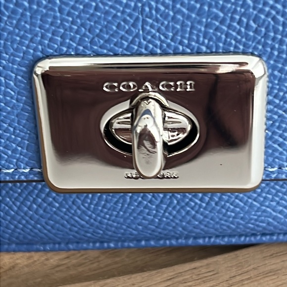 Cute. COACH Case. - Picture 4 of 16